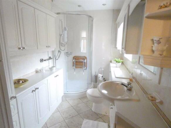 LARGE SHOWER ROOM