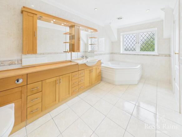 4 bed Semi-Detached for sale Image 11