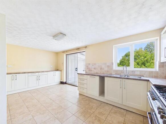 3 - 5-Bedroom House in Bishopsworth.jpg