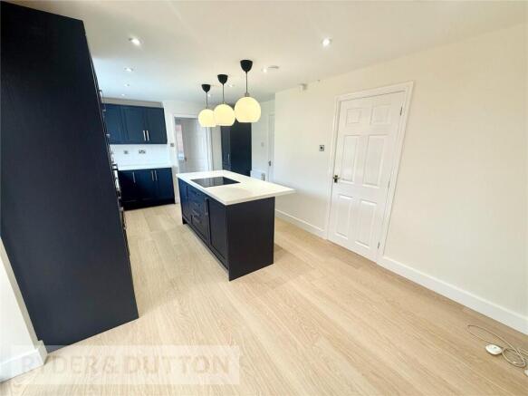 4 bed Detached to rent Image 8