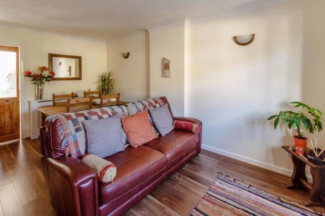8355421-interior01.jpg