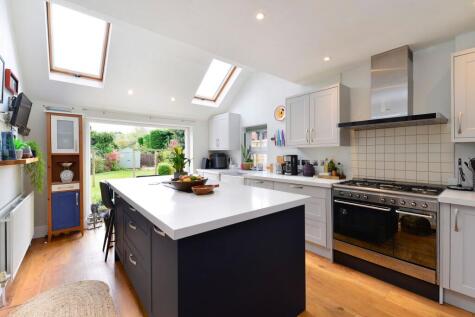 Mead Road, Cranleigh, GU6