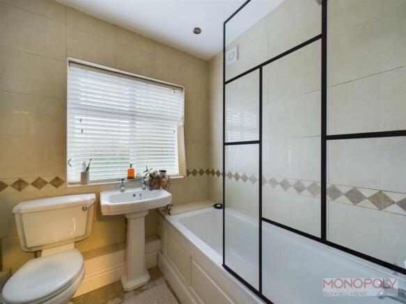 FAMILY  BATHROOM