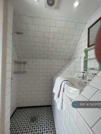 Twin Room Shower Room (Second Floor)