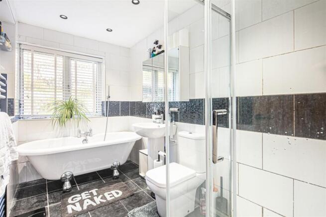 4 bed Detached for sale Image 11