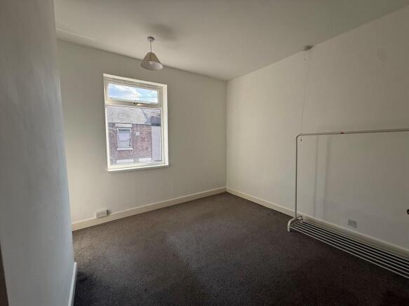 2 bed Terraced to rent Image 4