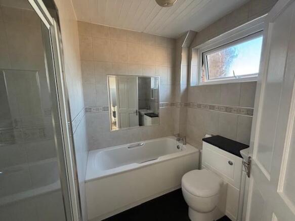 24 Bardsley Drive bathroom.jpg