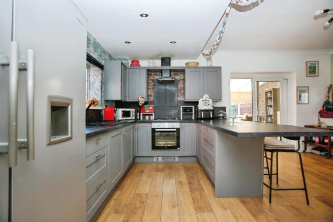 3 bed Semi-Detached for sale Image 6