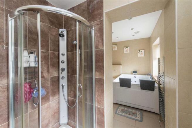 LUXURIOUS BATHROOM