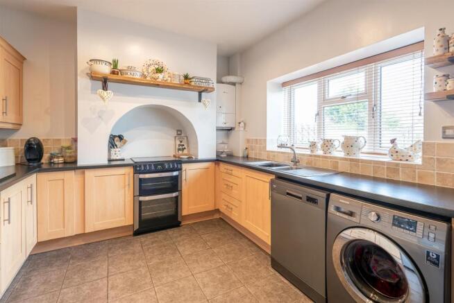 KITCHEN/DINING ROOM