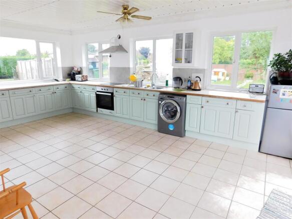 KITCHEN DINER 2.JPG