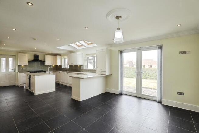 4 bed Detached for sale Image 7