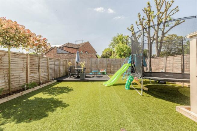 10 Pretoria Road, Chertsey, KT16 9LN - 9.jpg