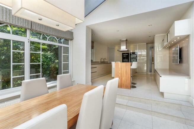 Kitchen & Dining