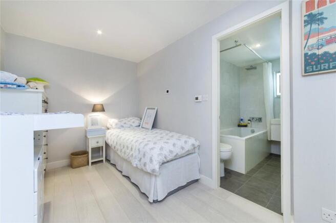 Bedroom 2 (2)
