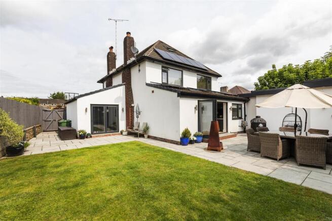 5 bed Detached for sale Image 4