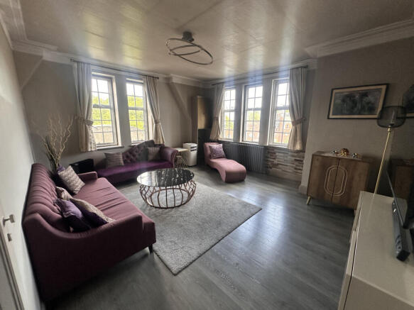 Spacious 3-Bedroom Apartment with En-Suite Moment