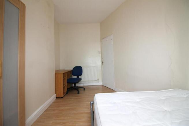 4 bed House to rent Image 6