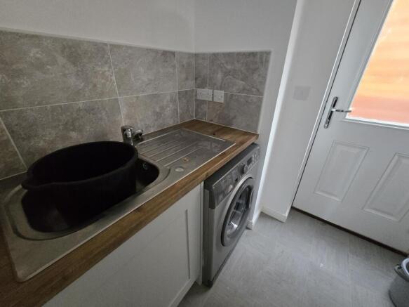 4 bed House to rent Image 4