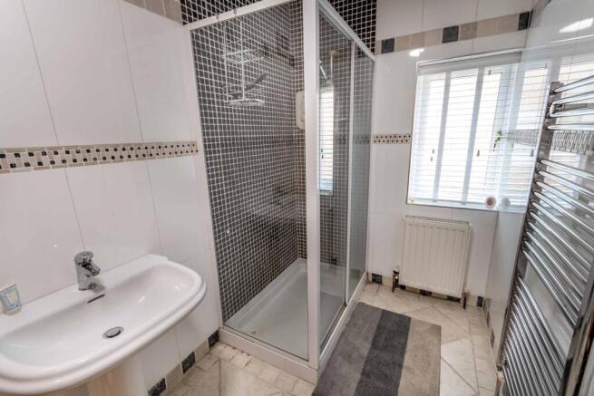 5 bed Detached for sale Image 10