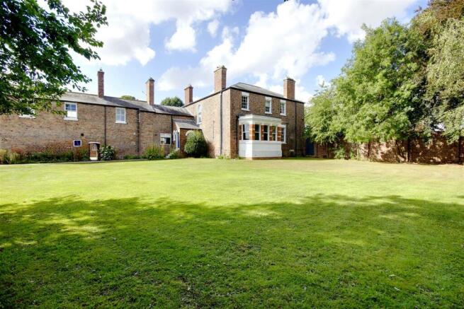 6 bed Detached for sale Image 4