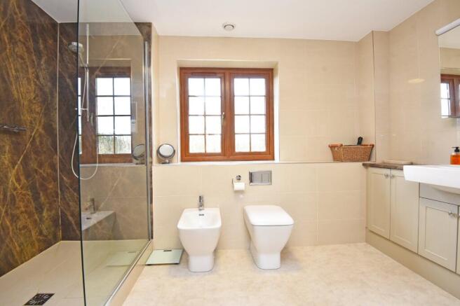 4 bed House for sale Image 9
