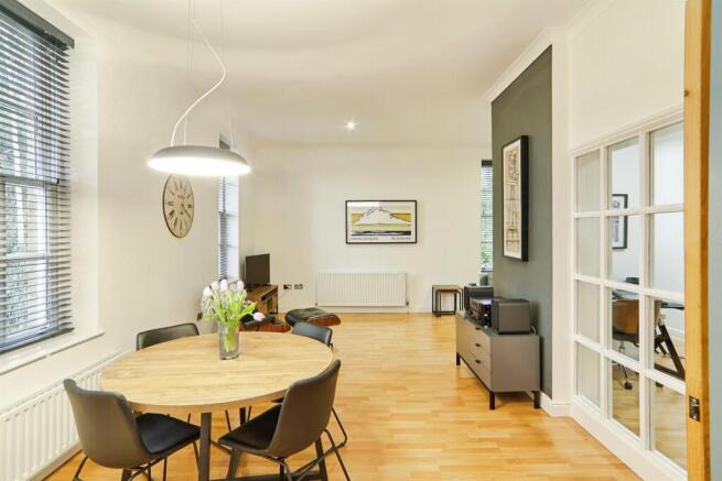 2 bed Flat for sale Image 6