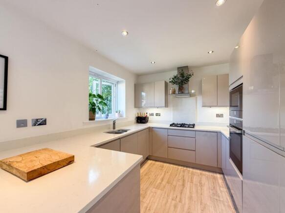 4 bed Detached for sale Image 8