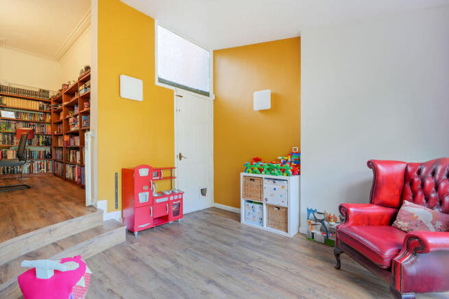 5 bed Semi-Detached for sale Image 11