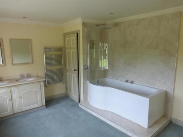 EN-SUITE BATHROOM TO MASTER BEDROOM