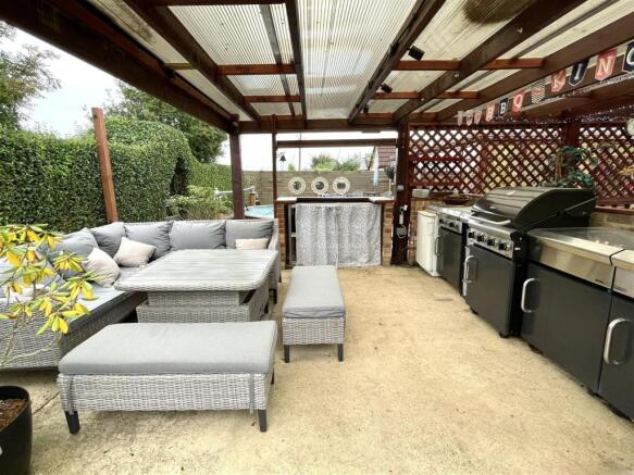 OUTDOOR ENTERTAINING / BBQ AREA :