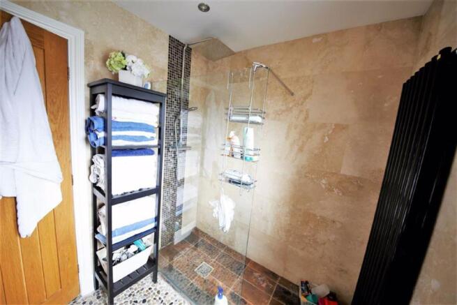 EN SUITE SHOWER ROOM/WC