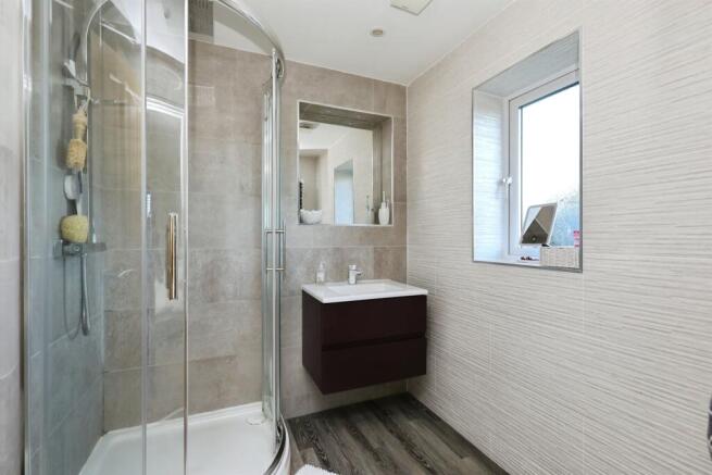 5 bed Detached for sale Image 10