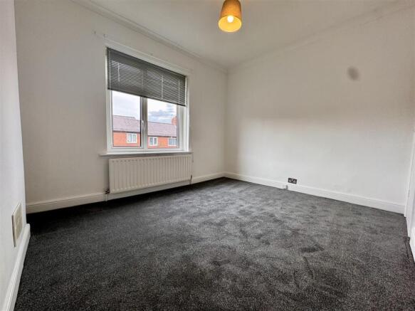 2 bed Terraced to rent Image 5