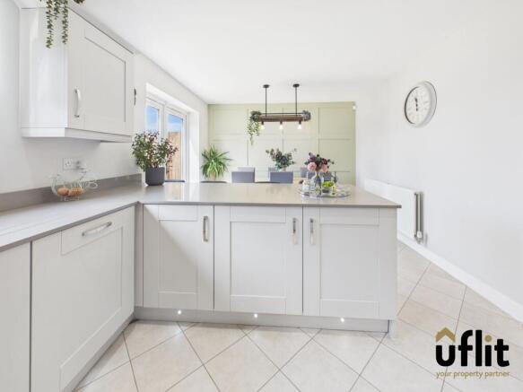 5 bed Detached for sale Image 11
