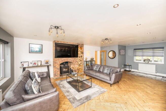 5 bed Detached for sale Image 6