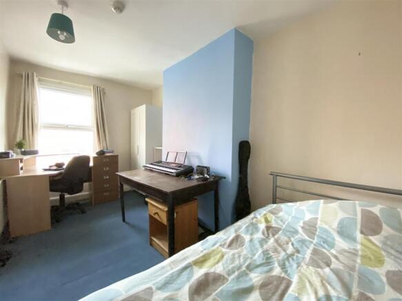 5 bed House to rent Image 5