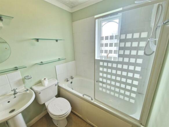 FAMILY BATHROOM: