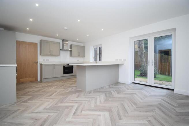 4 bed Detached to rent Image 6