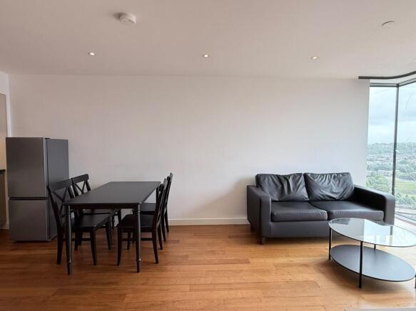 2 bed Apartment to rent Image 4