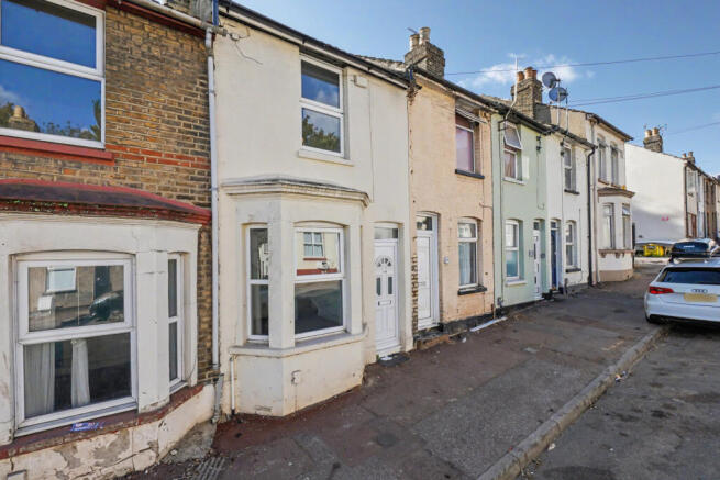 3 bed terraced house to rent Castle Road, Chatham