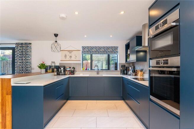 5 bed Detached for sale Image 8