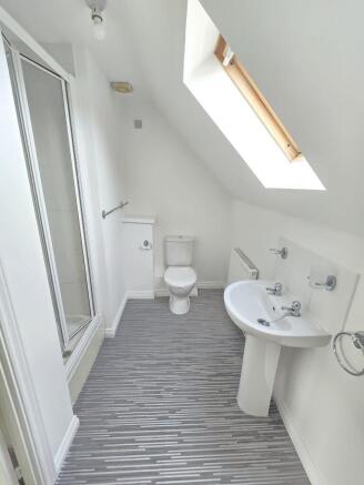 4 bed Semi-Detached to rent Image 11