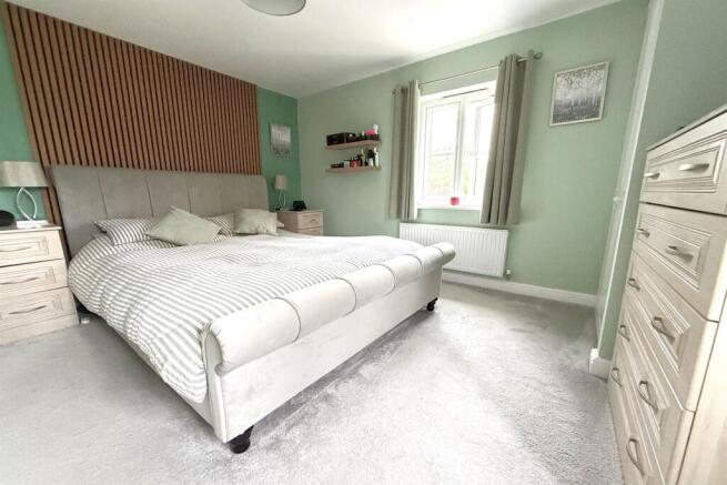 5 bed Detached for sale Image 8