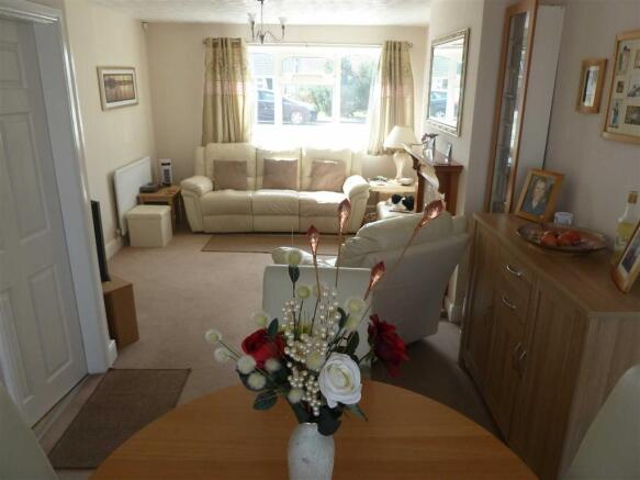 LOUNGE/DINING ROOM
