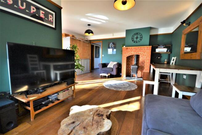 LIVING/DINING ROOM