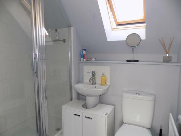 EN-SUITE SHOWER ROOM