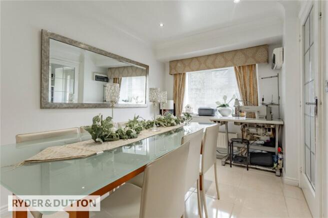 5 bed Detached for sale Image 10