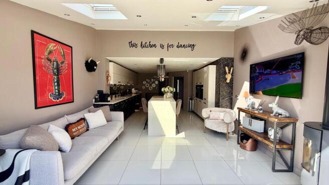 5 bed Detached for sale Image 9
