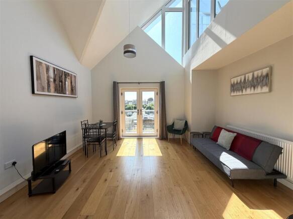 Living Room pic 2.jpeg